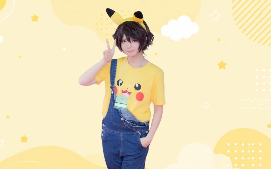 Người mẫu đội băng đô tai Pikachu và mặc áo thun in hình Pikachu từ chương trình thời trang Pokémon